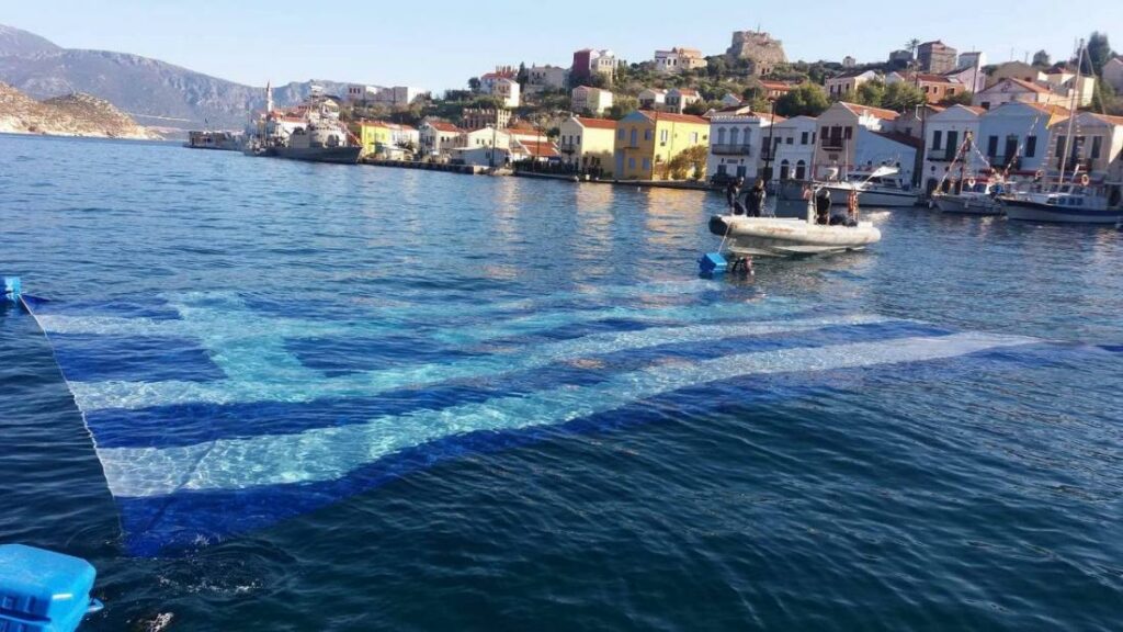 Kαστελλόριζο: Η μεγαλύτερη υποβρύχια ελληνική σημαία στα χρονικά (Photos) - Media