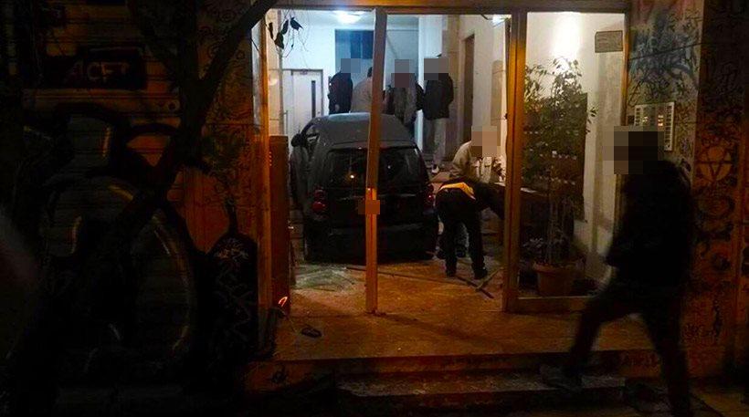 Κλεμένo Smart «εισέβαλλε» σε πολυκατοικία στα Εξάρχεια – Έντρομοι οι κάτοικοι (Photo) - Media