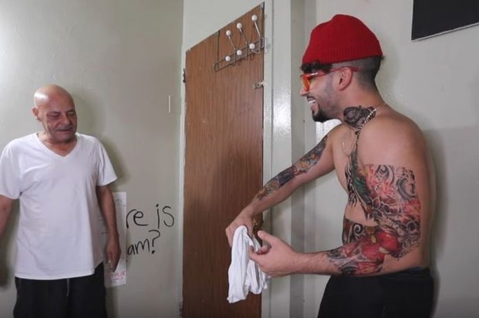 Έκανε φάρσα στον πατέρα του γεμίζοντας το σώμα του με ψεύτικα τατουάζ (Video) - Media