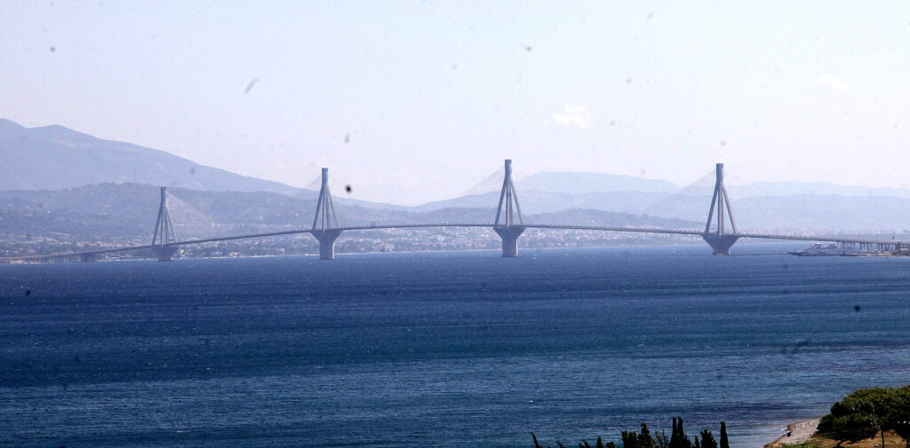 Η ανορθόγραφη ευχή στη γέφυρα Ρίου – Αντιρρίου (Photo) - Media