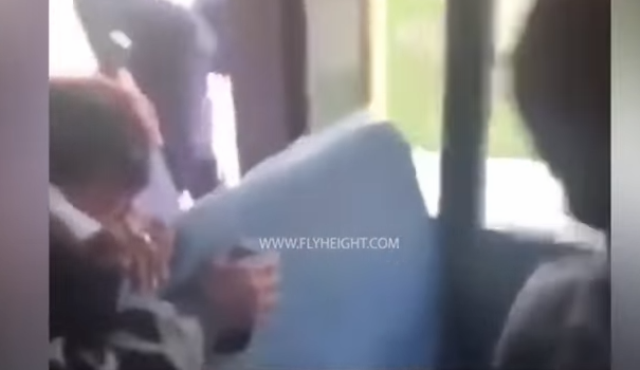 Συγκλονιστικό βίντεο: Μαθητής ανοίγει την πόρτα και πηδά από σχολικό εν κινήσει!  - Media