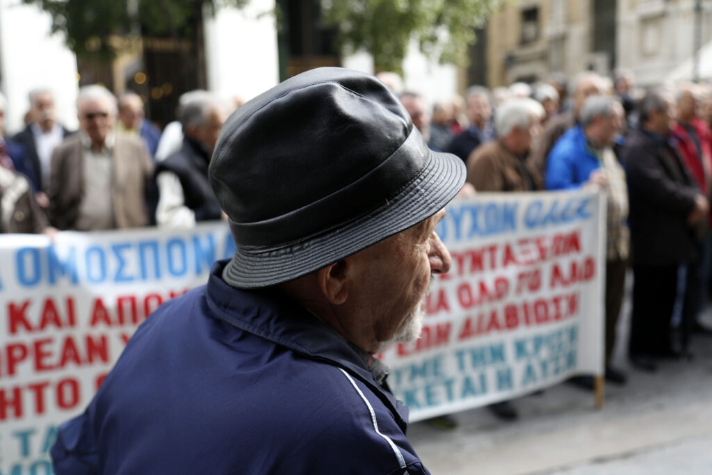 Πρόστιμο στους συνταξιούχους που πήραν αναδρομικά από τον ΕΟΠΥΥ - Τι να κάνετε για να το αποφύγετε  - Media