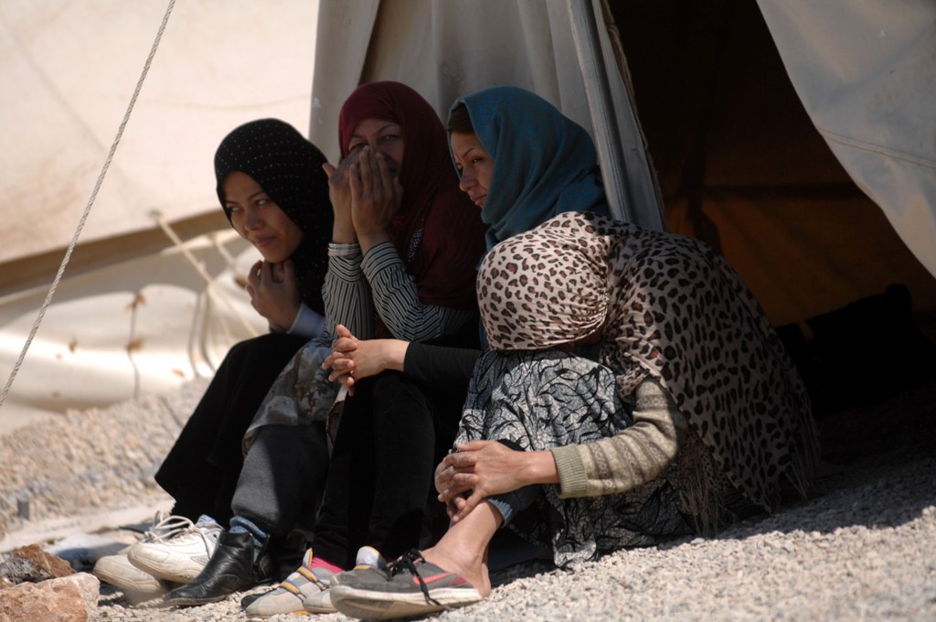 «Times»: Στους προσφυγικούς καταυλισμούς οι γυναίκες φορούν πάνες για να μην τις βιάσουν - Media