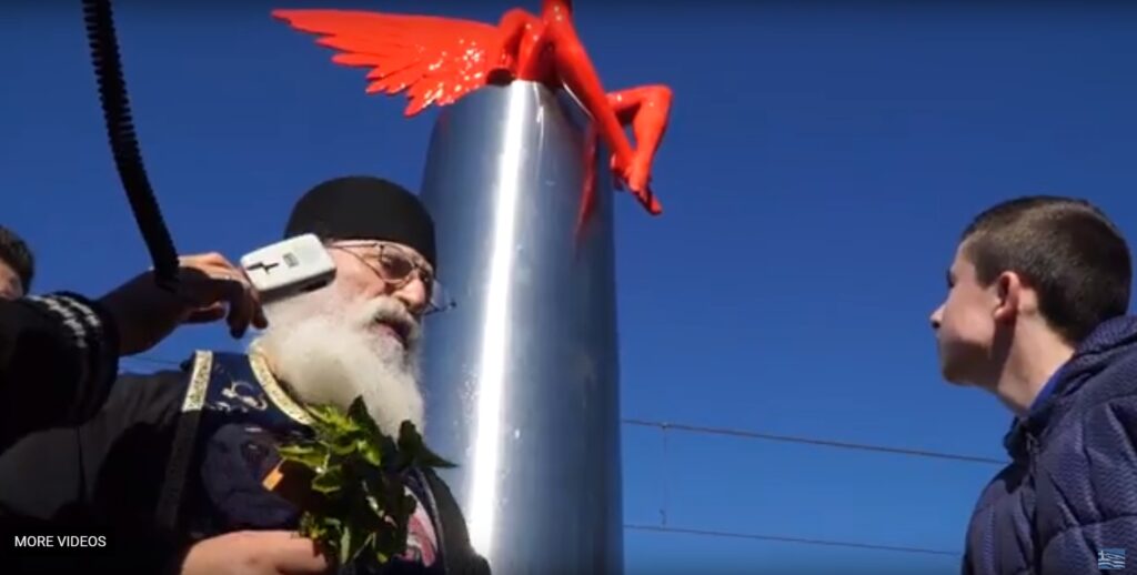 Ιερέας και το ποίμνιό του ξορκίζουν το γλυπτό στο Π. Φάληρο – «Συνενοχή στη βλασφημία και τον …σατανά» (Video) - Media