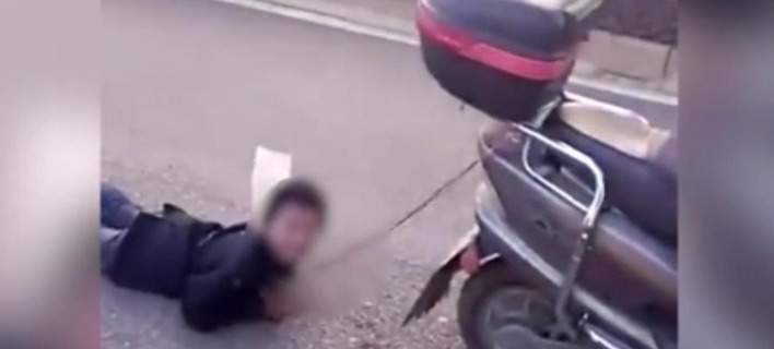 Έδεσε τον γιο της πίσω από τη μοτοσυκλέτα και τον έσερνε επειδή ήταν άτακτος (Video) - Media