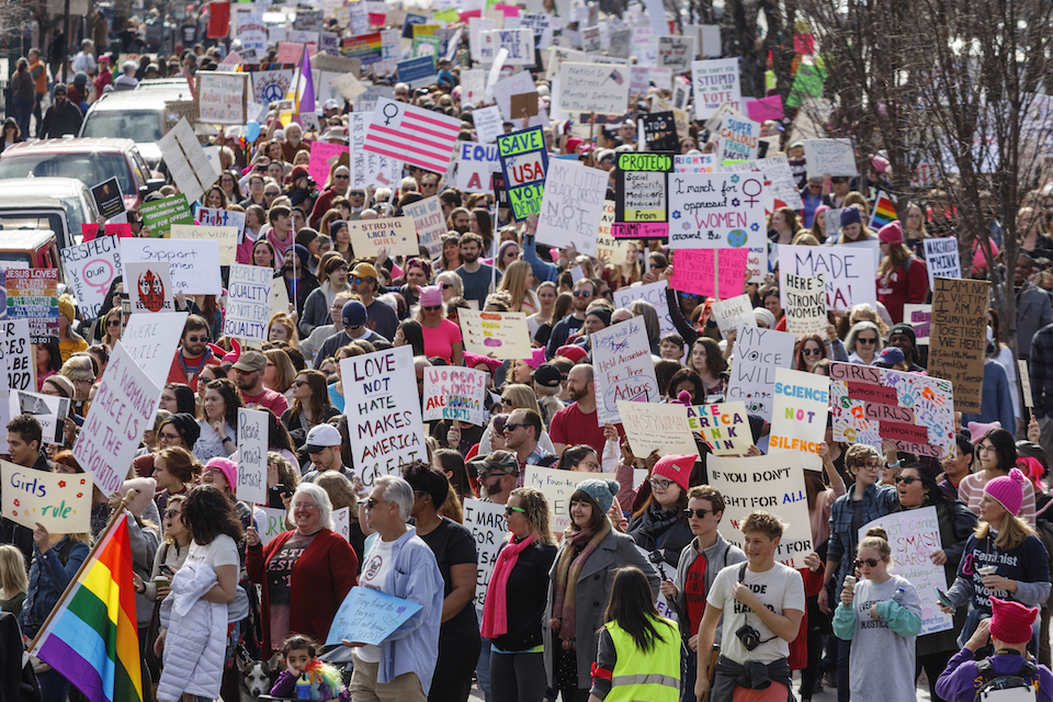 ΗΠΑ: Δεκάδες χιλιάδες γυναίκες σε 250 πόλεις διαδήλωσαν κατά του Τραμπ (Photos) - Media
