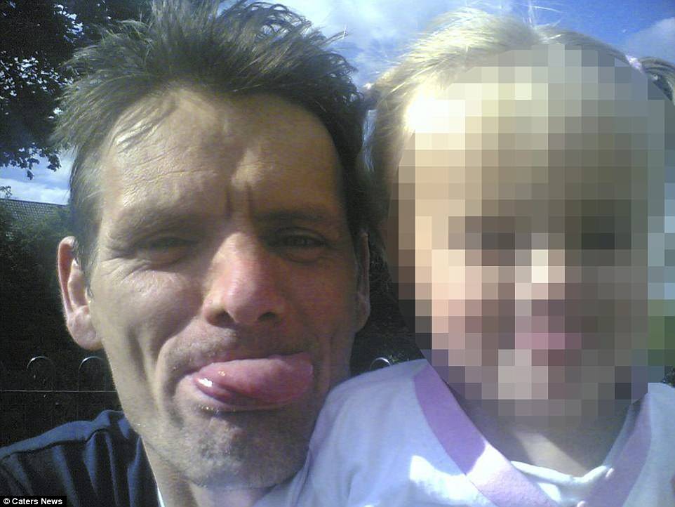 Βρετανία: Πόσταρε φωτογραφία της κόρης του και μετά την έσφαξε (Photos) - Media