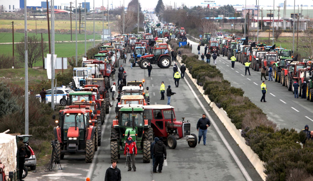 Ξεκίνησαν τα μπλόκα οι αγρότες - Σε ποιους δρόμους βγήκαν τα τρακτέρ - Media