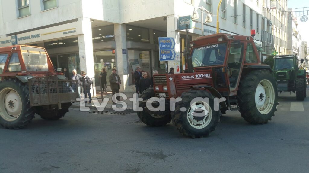 Αγρότες κλείνουν την εθνική οδό Αθηνών - Λαμίας (Photo)  - Media