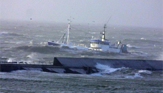 Δέθηκε το ακυβέρνητο πλοίο που παρασύρθηκε στο λιμάνι του Πειραιά - Media