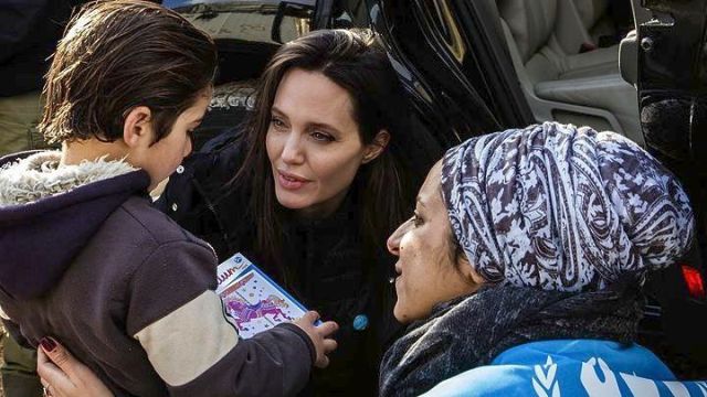 Σε στρατόπεδο Σύρων προσφύγων η Αντζελίνα Τζολί: «Απαιτείται άμεση πολιτική λύση του πολέμου» - Media