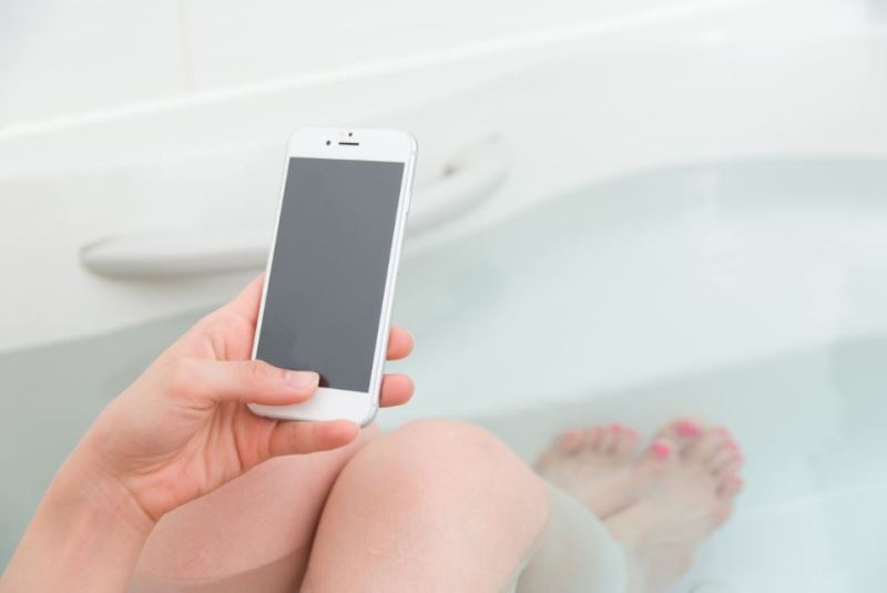 Τραγικό: Έγκυος πέθανε την ώρα που έκανε μπάνιο - Φόρτιζε το κινητό της - Media