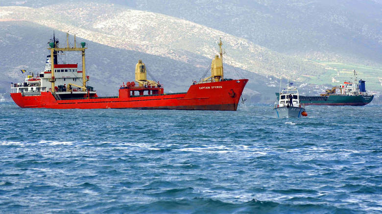 Δεξαμενόπλοιο προσάραξε έξω από το λιμάνι των Ψαρών - Media