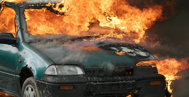 Νύχτα εμπρησμών στην Αττική - Στις φλόγες πέντε αυτοκίνητα τα ξημερώματα - Media