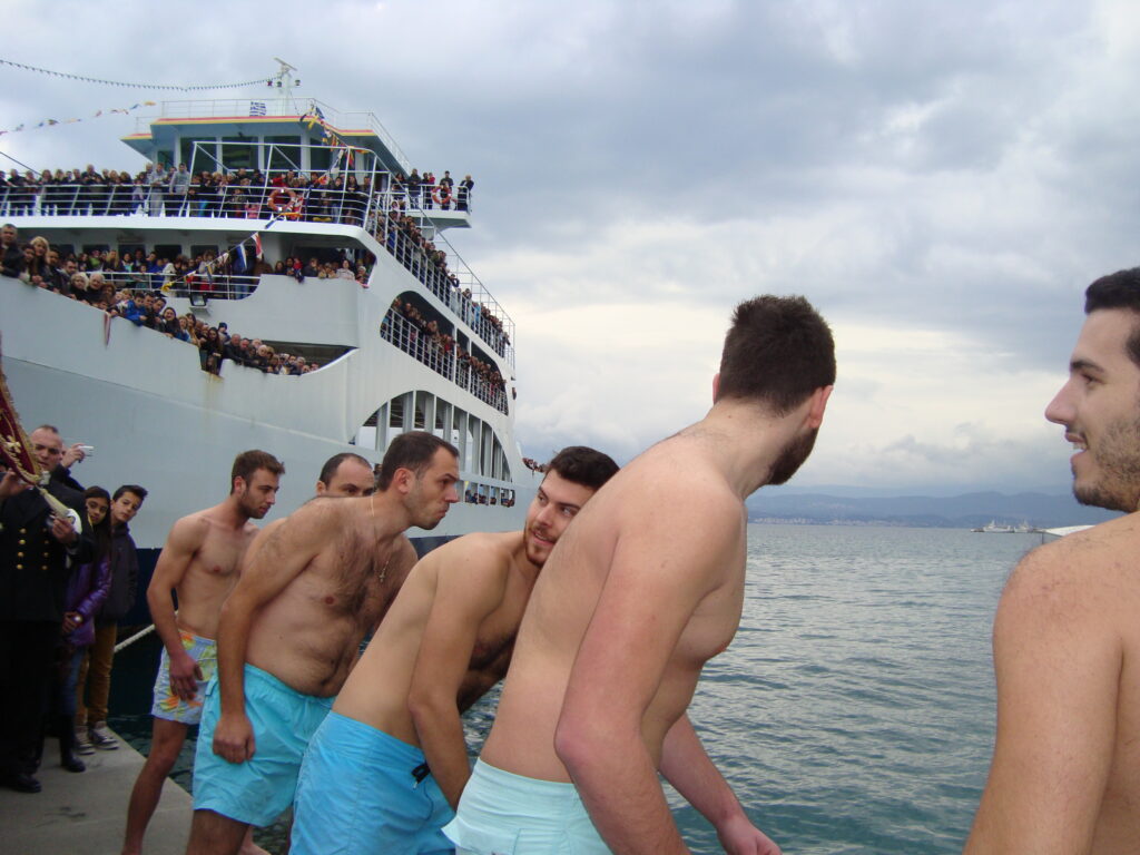 Θεοφάνεια: Με «κόσμια εμφάνιση» και βεβαίωση γιατρού θα βουτήξουν για το σταυρό στη Ρόδο - Media