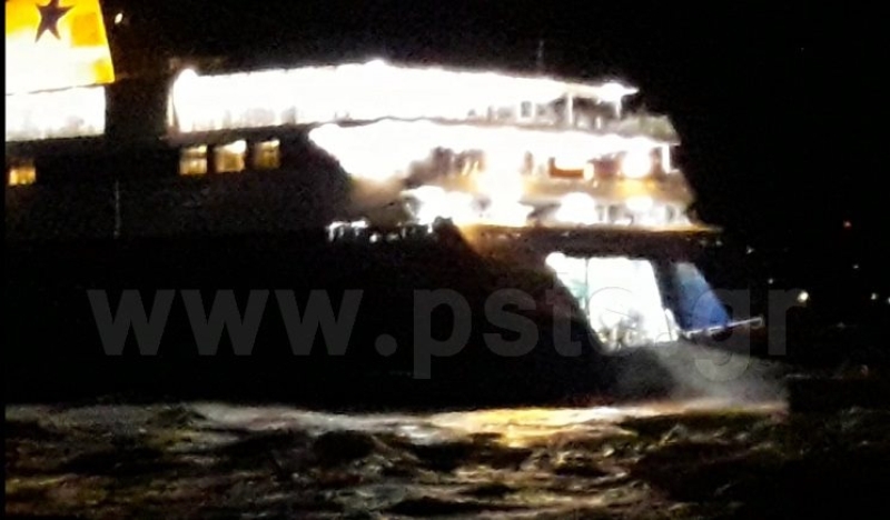 «Μάχη» με τα κύματα το Blue Star Naxos στο λιμάνι της Πάρου (Video) - Media