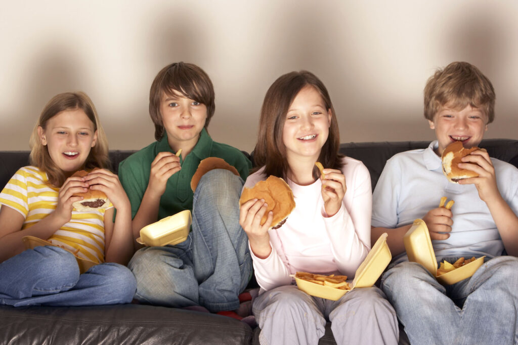 Οι έφηβοι που βλέπουν διαφημίσεις «πέφτουν με τα μούτρα» στο junk food  - Media
