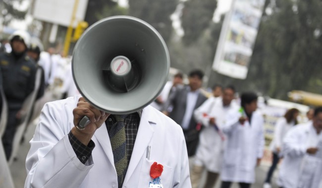 Οι γιατροί Αθήνας -  Πειραιά απεργούν την Παρασκευή για το πολυνομοσχέδιο - Media