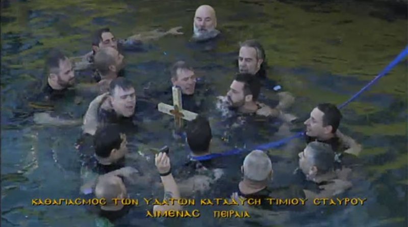 Πειραιάς: Τα ΟΥΚ βούτηξαν για τον Τίμιο Σταυρό (Video) - Media