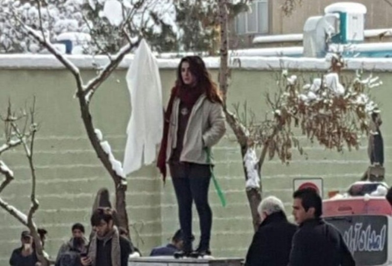Αφέθηκε ελεύθερη η γυναίκα που κυκλοφορούσε χωρίς μαντίλα στο Ιράν - Media
