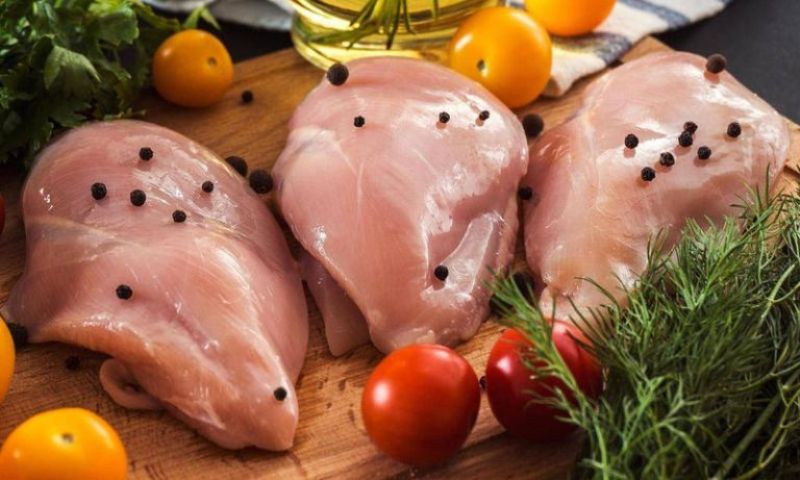 Προσοχή! Τι μαρτυρούν οι λευκές γραμμές στο ωμό κοτόπουλο - Media