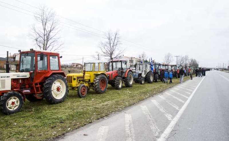 Χανιά: Αγρότες έκλεισαν την εθνική οδό στα «Μεγάλα Χωράφια» - Συμβολικός αποκλεισμός  - Media