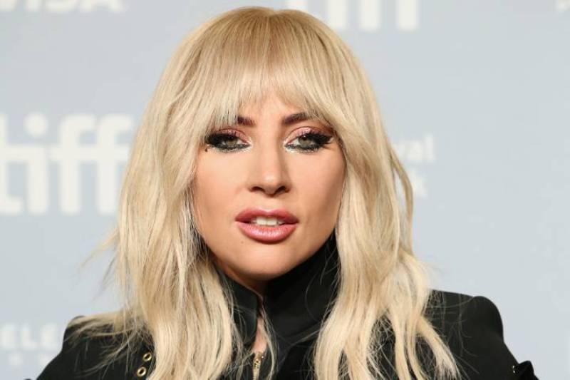 Lady Gaga: Hμίγυμνη και αμακιγιάριστη υμνεί την... απλότητα της ομορφιάς (Photo) - Media