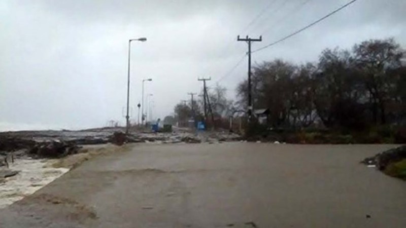 Η θάλασσα βγήκε στο δρόμο στα παράλια του νομού Λαρίσης - Έντονες χιονοπτώσεις στα ορεινά (Video)  - Media