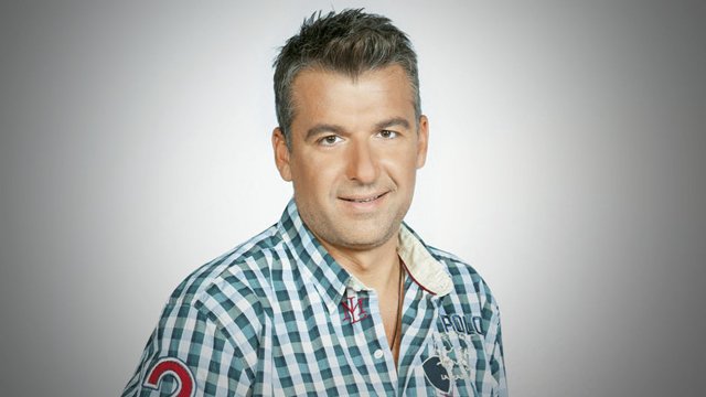 Όταν ο Γιώργος Λιάγκας ήταν  κομπάρσος στη σειρά «Ντόλτσε Βίτα» (Video) - Media