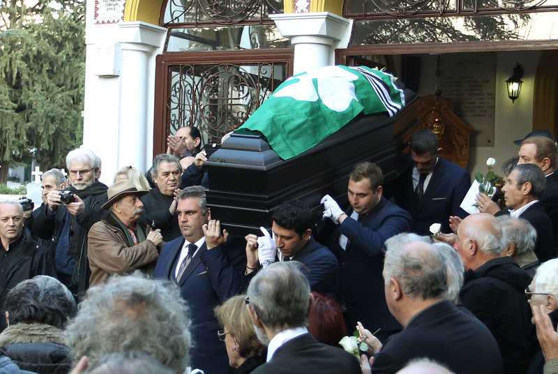 Λύγισε ο «στρατηγός» - Ράγισαν καρδιές στο ύστατο χαίρε για τον Τάκη Λουκανίδη (Photos) - Media