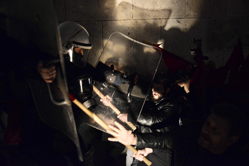 Συγκρούσεις διαδηλωτών-ΜΑΤ έξω από τη Βουλή (Video) - Media