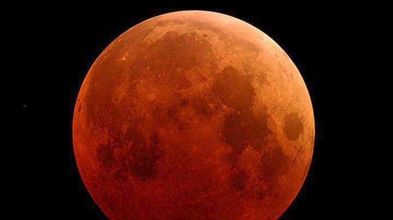 Δέος: Το «ματωμένο φεγγάρι ανατέλλει πάνω από το Σούνιο (Video) - Media