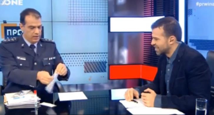 Αστυνομικός δείχνει on-air πως γίνεται το νάρκοτεστ στους οδηγούς (Video) - Media