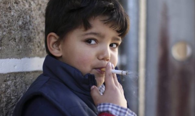 Το χωριό που βάζουν τα παιδιά να καπνίζουν γιατί έτσι προστάζει το… έθιμο! - Media