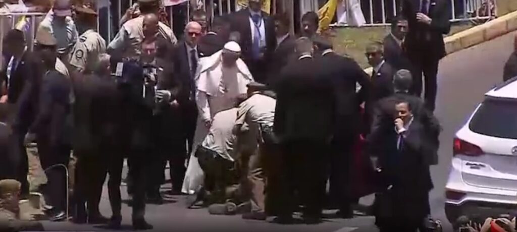 Ο Πάπας σταματάει αυτοκινητοπομπή για να βοηθήσει αστυνομικό που έπεσε από άλογo (Video) - Media