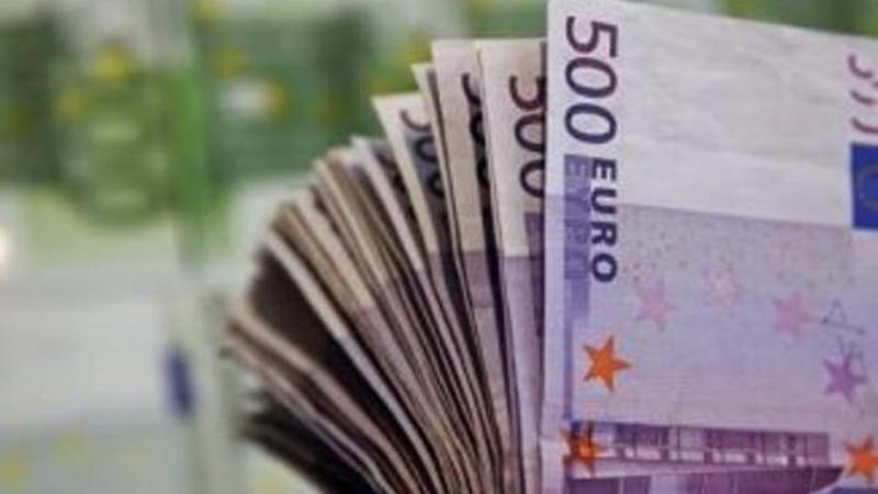 Πάτρα: Πέταξε από το μπαλκόνι 41.600 ευρώ σε απατεώνα - Θα «έσωζε» την κόρη της από δήθεν τροχαίο - Media