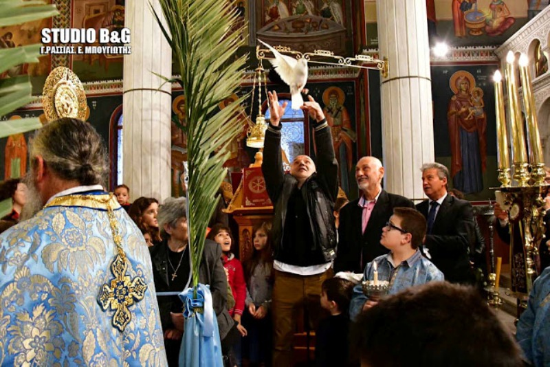 Με περιστέρια στην εκκλησία το έθιμο των Θεοφανείων στο Ναύπλιο (Photos) - Media