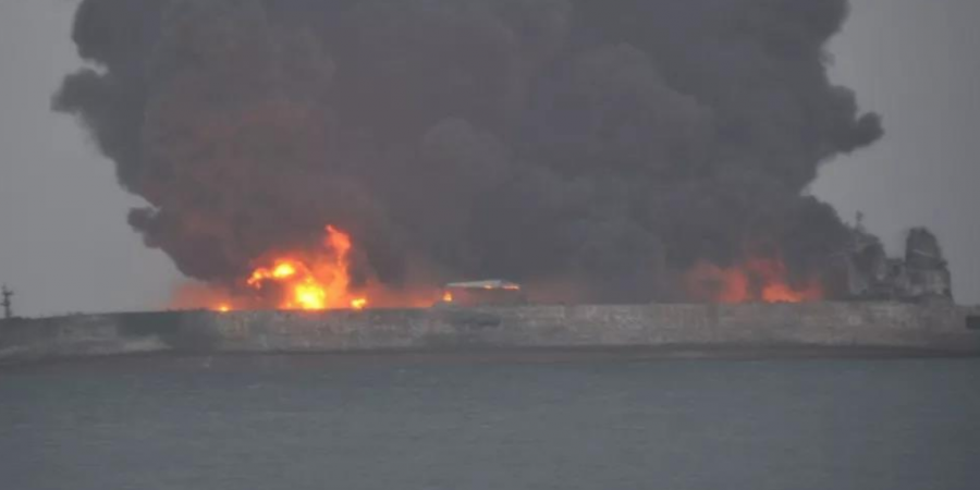 Σύγκρουση πλοίων στην Κίνα - Μεγάλη πυρκαγιά και 32 αγνοούμενοι - Media