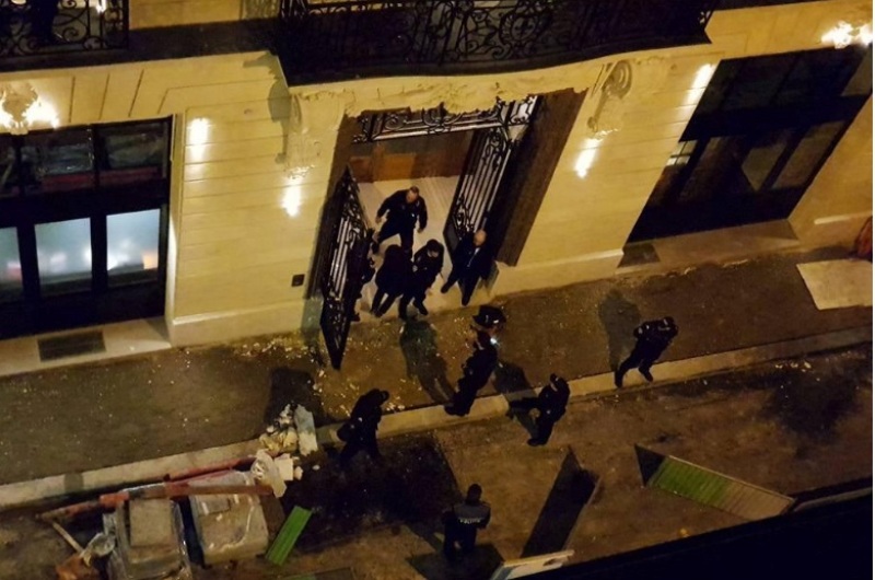 Παρίσι: Βρέθηκε το όχημα της συμμορίας που επιτέθηκε με τσεκούρια σε κατάστημα ξενοδοχείου - Media
