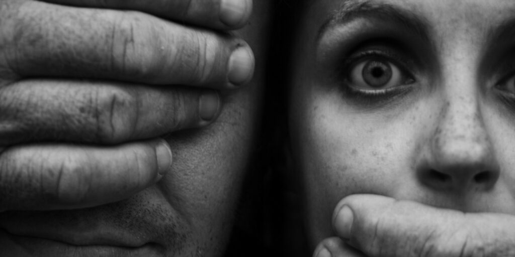 Η ενδοοικογενειακή βία «γρονθοκοπεί» την ελληνική οικογένεια - Το 70% των θυμάτων είναι γυναίκες - Media