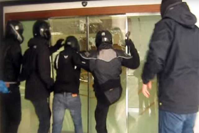 Εισβολή του Ρουβίκωνα σε συμβολαιογραφείο στην Αθήνα - Media