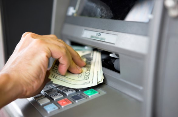 Στον εισαγγελέα 35χρονη που πήρε από το ATM «ξεχασμένα» λεφτά  - Media