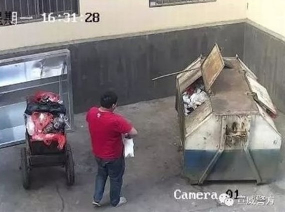 Φρίκη! Πατέρας πετάει τη νεογέννητη κόρη του στα σκουπίδια (Photos) - Media