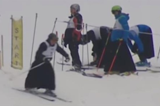 Παπάδες κάνουν σκι και εντυπωσιάζουν με τις φιγούρες τους (Video) - Media