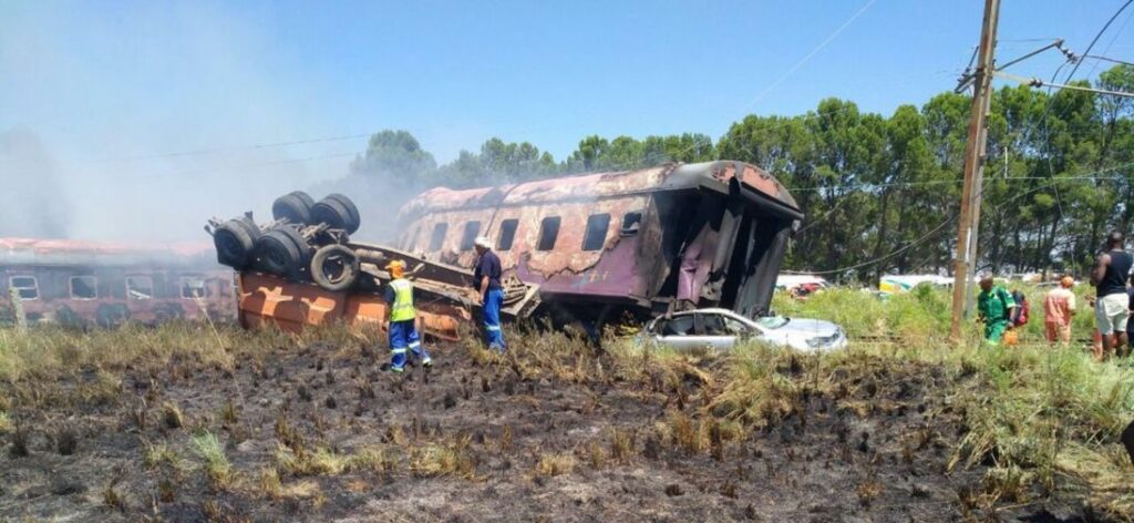 Νότια Αφρική: Τρένο εκτροχιάστηκε και συγκρούστηκε με φορτηγό – 14 νεκροί - Media