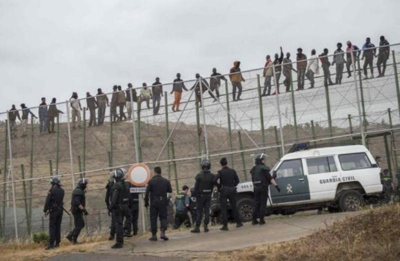 Περισσότεροι από 200 μετανάστες κατάφεραν να παραβιάσουν τον φράχτη της Μελίγια στην Ισπανία  - Media