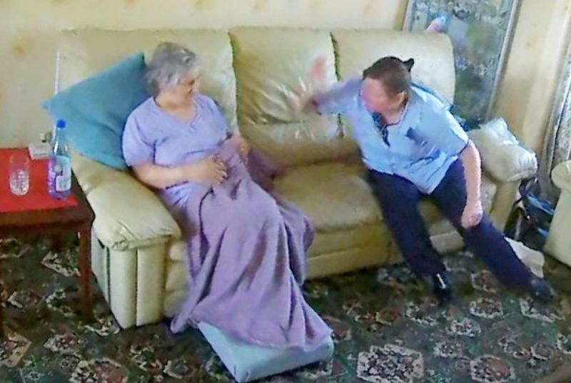 Νοσοκόμα κακοποιεί ανήμπορη ηλικιωμένη με άνοια (Video) - Media