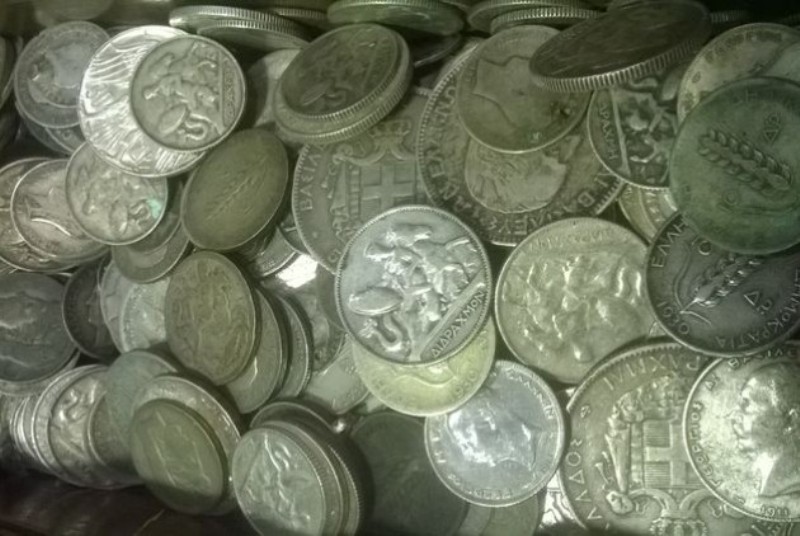 Ακράτα: Έκλεψαν συλλεκτικά νομίσματα αξίας 100.000 ευρώ! - Media