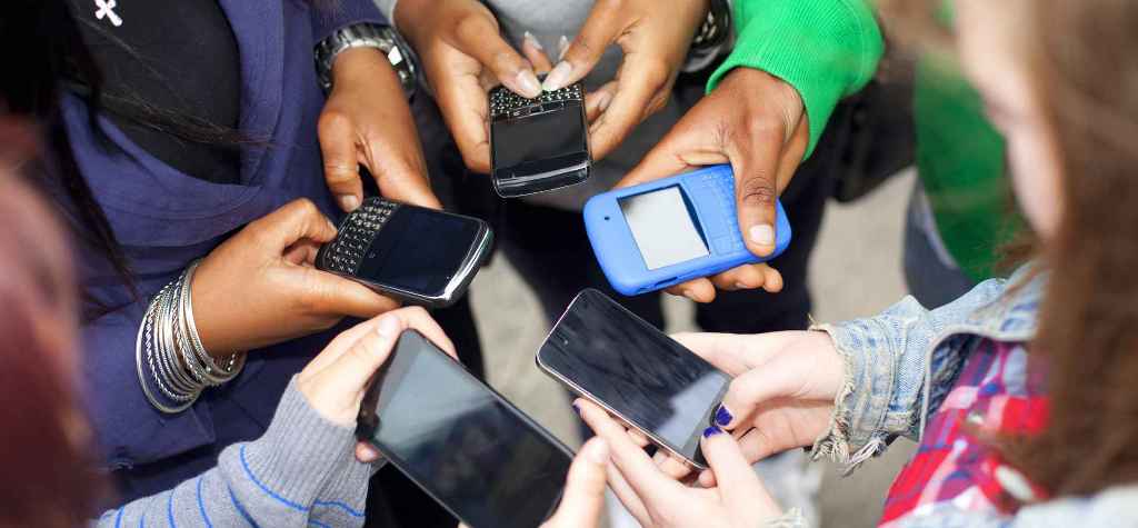 Έρευνα για έφηβους: Όσο πιο κολλημένοι με κινητό και υπολογιστή, τόσο πιο δυστυχισμένοι - Media