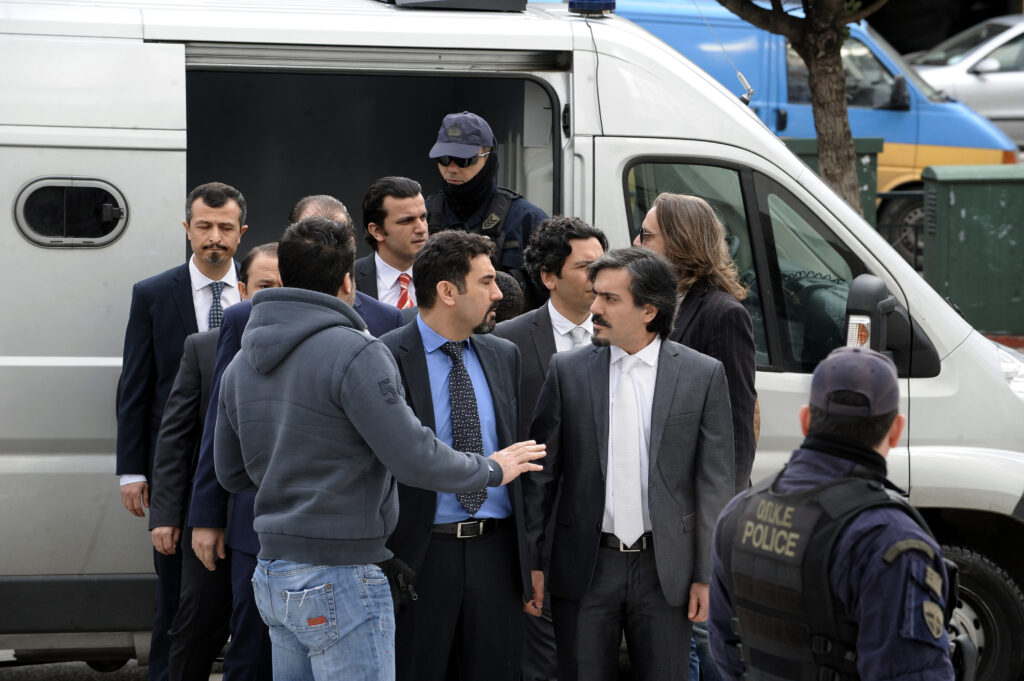 Προσωρινή διαταγή για αναστολή ασύλου στον έναν από τους οχτώ Τούρκους αξιωματικούς - Media